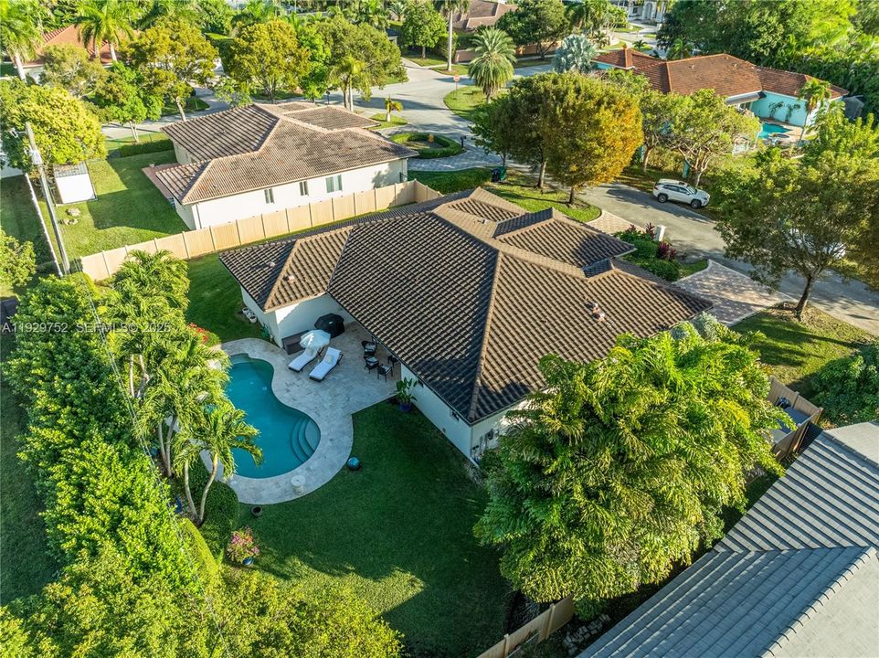 En Venta: $1,050,000 (4 camas, 3 baños, 2275 Pies cuadrados)