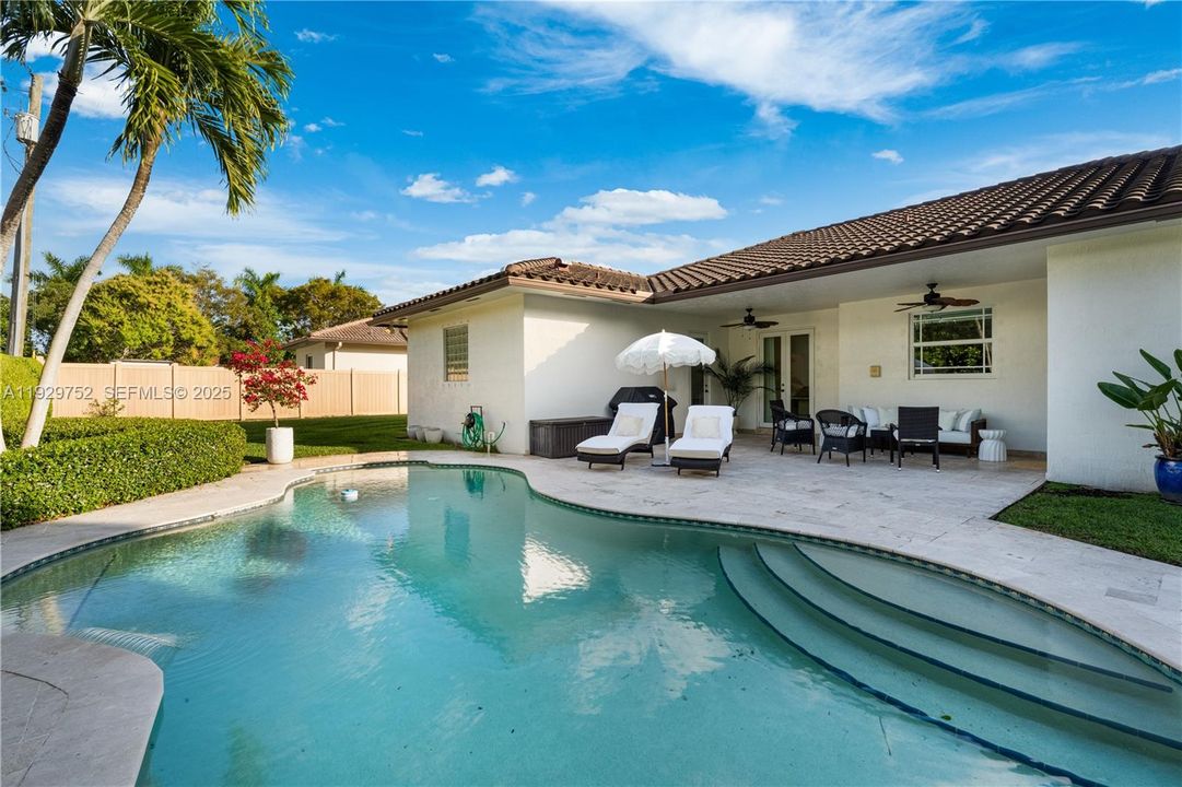 En Venta: $1,050,000 (4 camas, 3 baños, 2275 Pies cuadrados)