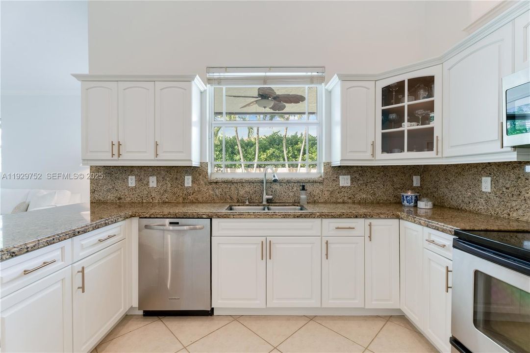 En Venta: $1,050,000 (4 camas, 3 baños, 2275 Pies cuadrados)