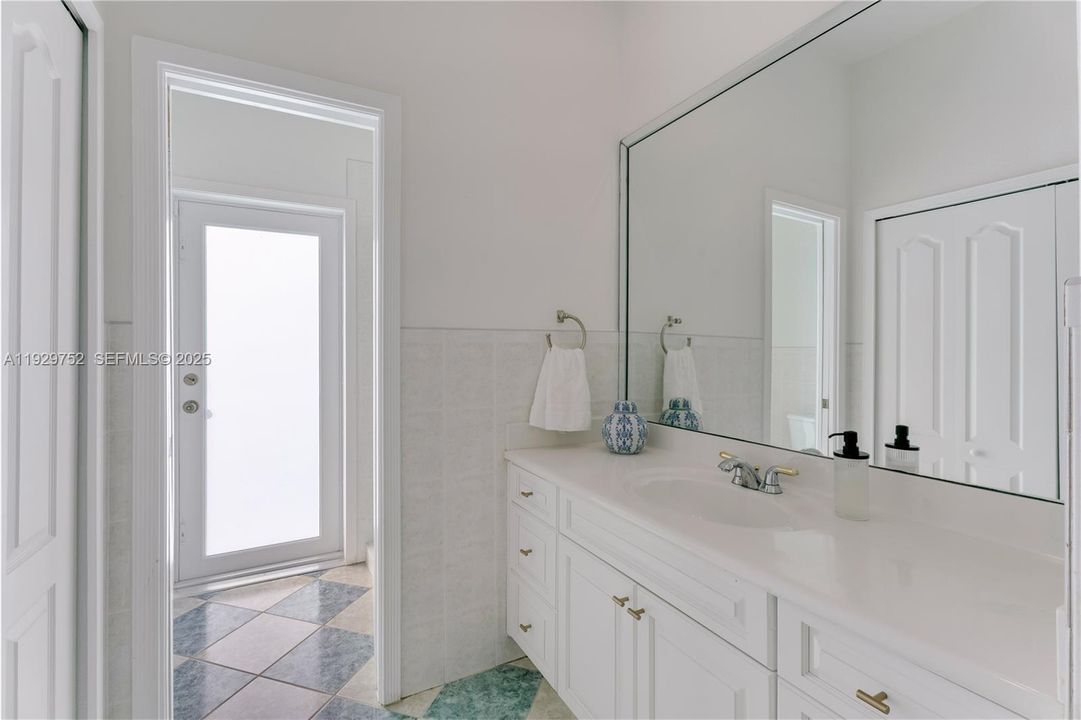 En Venta: $1,050,000 (4 camas, 3 baños, 2275 Pies cuadrados)