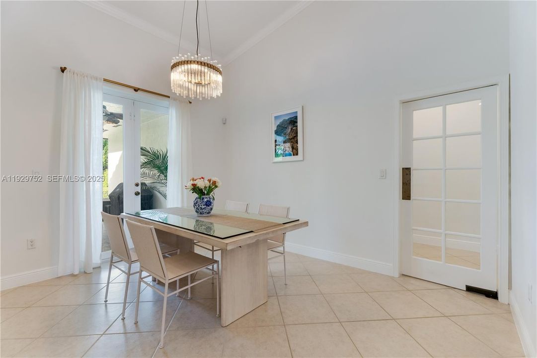 En Venta: $1,050,000 (4 camas, 3 baños, 2275 Pies cuadrados)