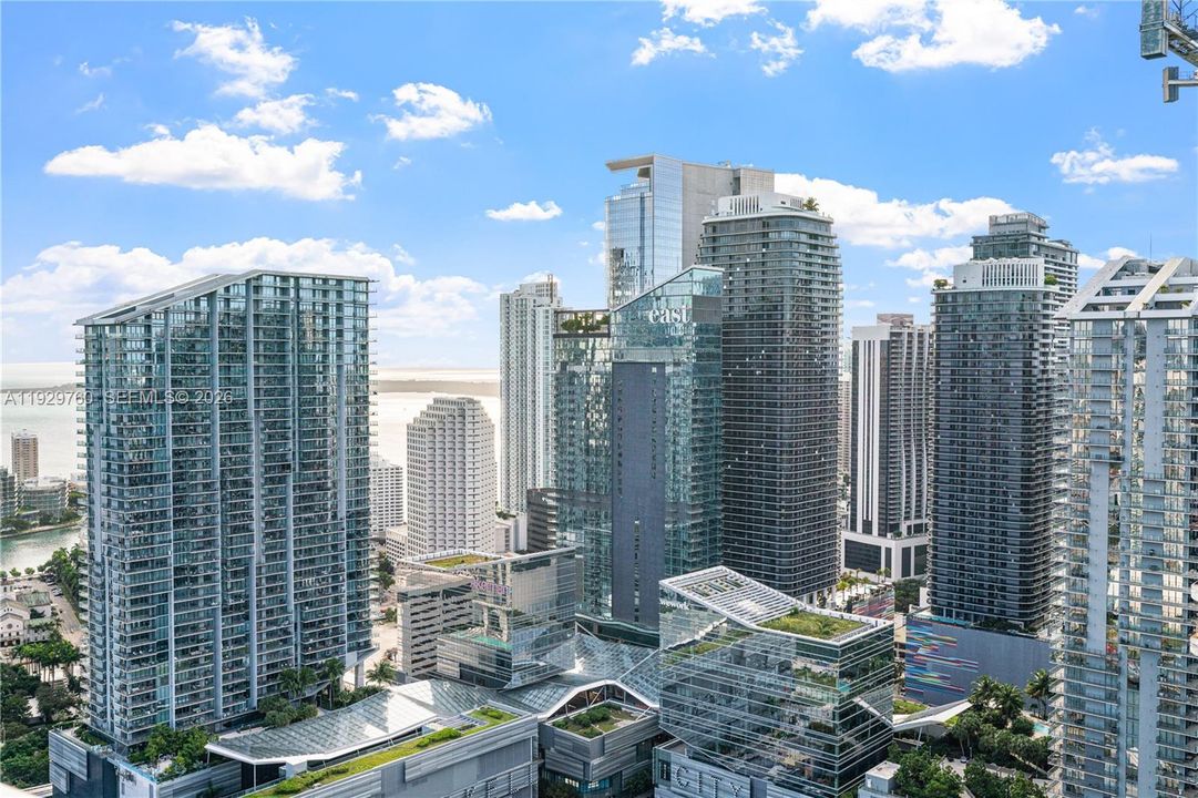 For Sale: $680,000 (2 beds, 2 baths, 1121 Square Feet)