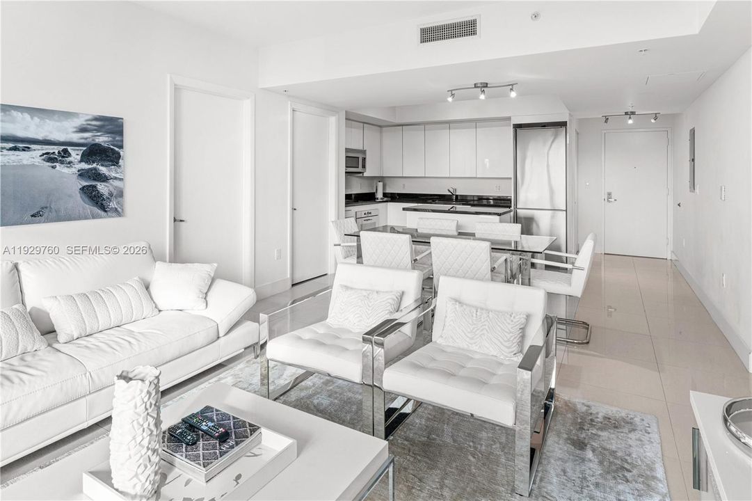 For Sale: $680,000 (2 beds, 2 baths, 1121 Square Feet)