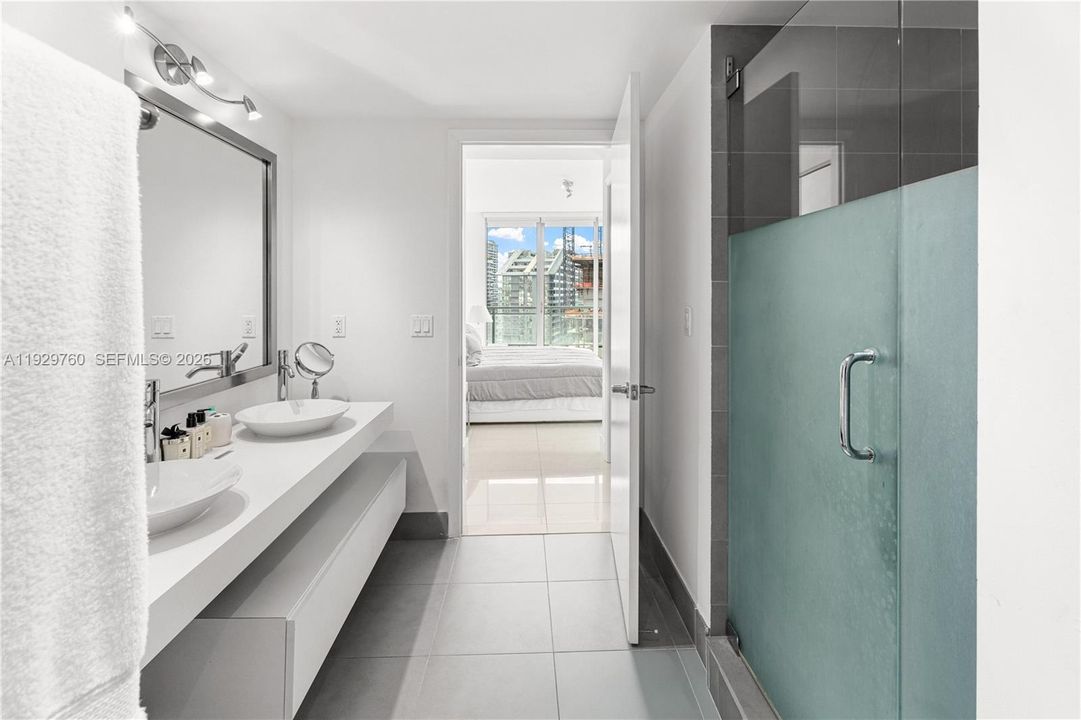 For Sale: $680,000 (2 beds, 2 baths, 1121 Square Feet)