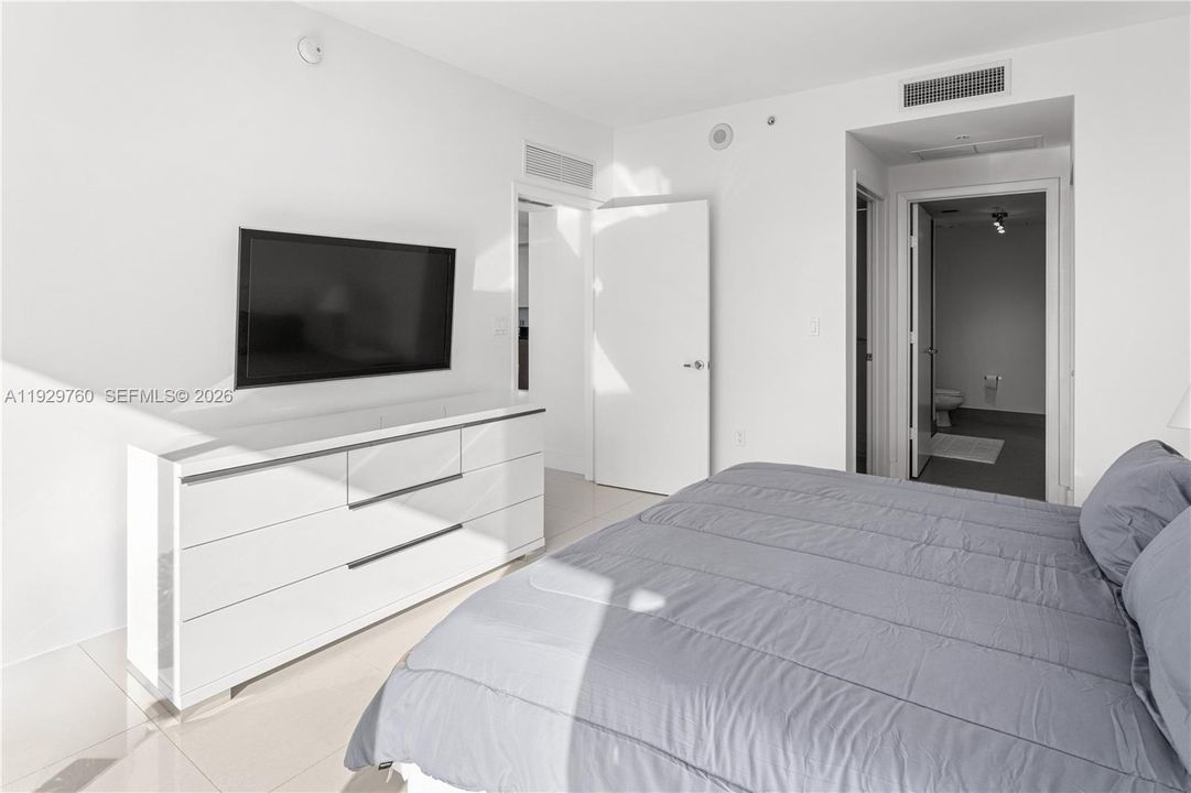 For Sale: $680,000 (2 beds, 2 baths, 1121 Square Feet)