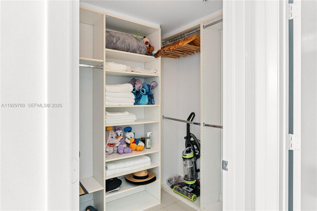 For Sale: $680,000 (2 beds, 2 baths, 1121 Square Feet)