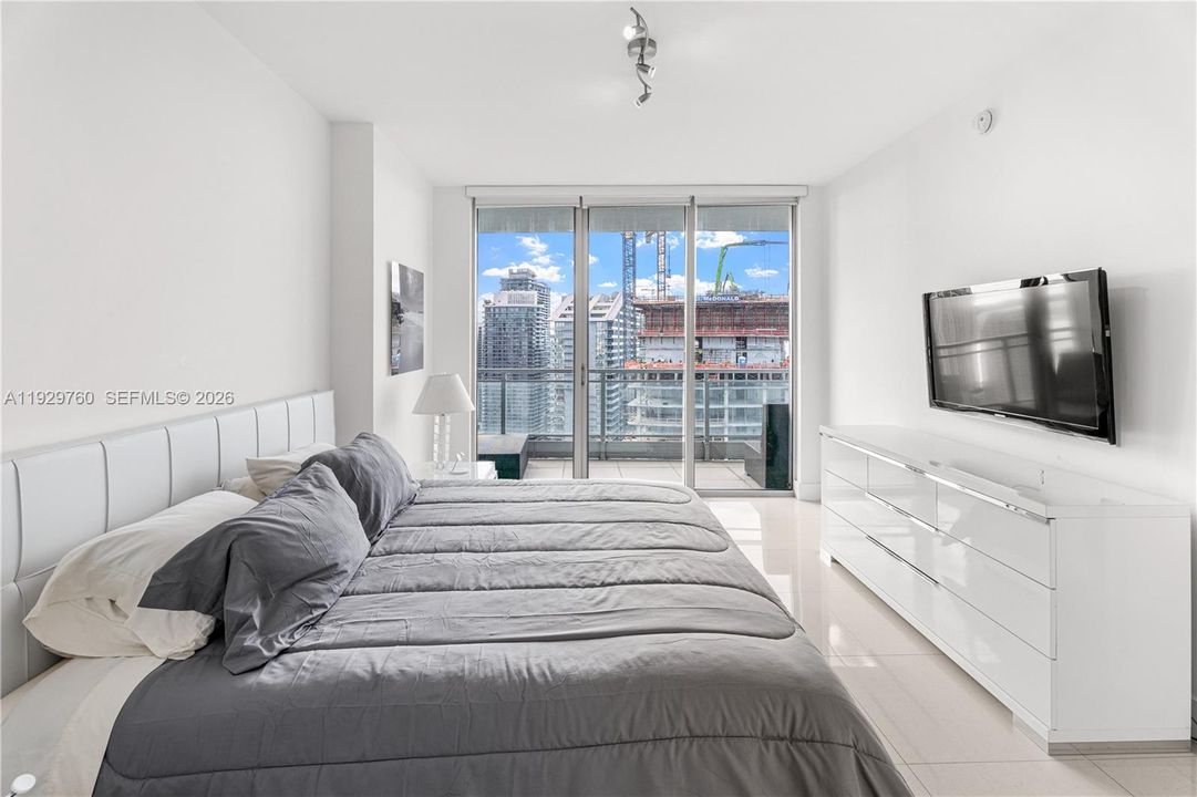 For Sale: $680,000 (2 beds, 2 baths, 1121 Square Feet)