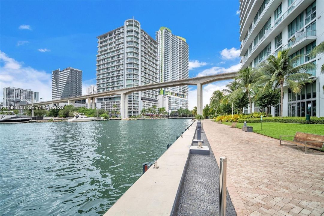 For Sale: $680,000 (2 beds, 2 baths, 1121 Square Feet)