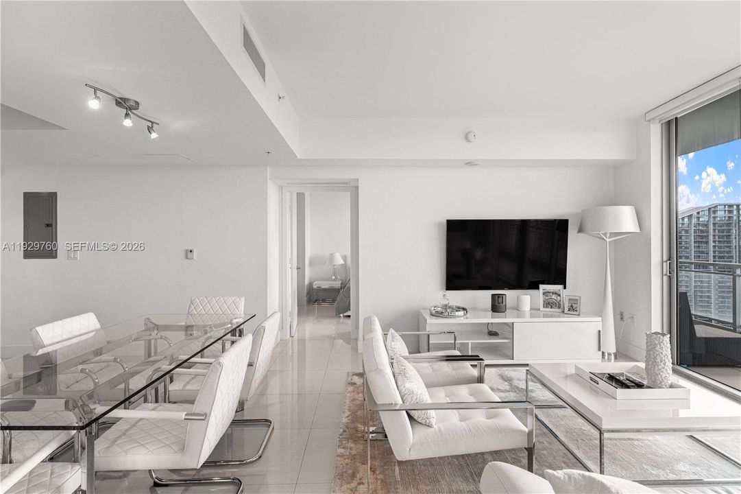 For Sale: $680,000 (2 beds, 2 baths, 1121 Square Feet)