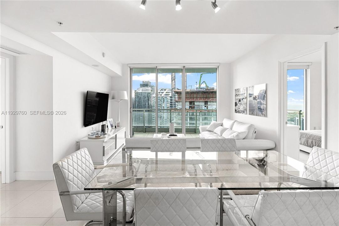 For Sale: $680,000 (2 beds, 2 baths, 1121 Square Feet)
