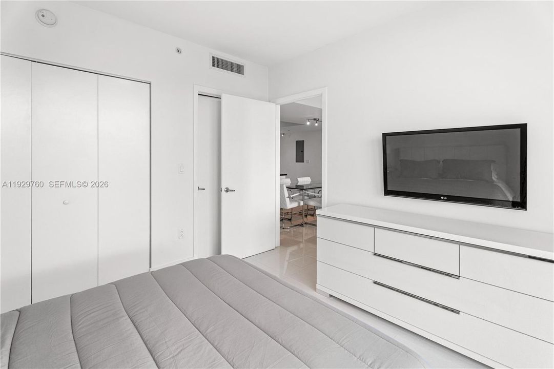 For Sale: $680,000 (2 beds, 2 baths, 1121 Square Feet)