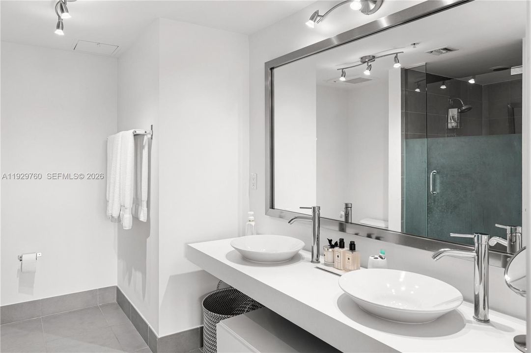 For Sale: $680,000 (2 beds, 2 baths, 1121 Square Feet)