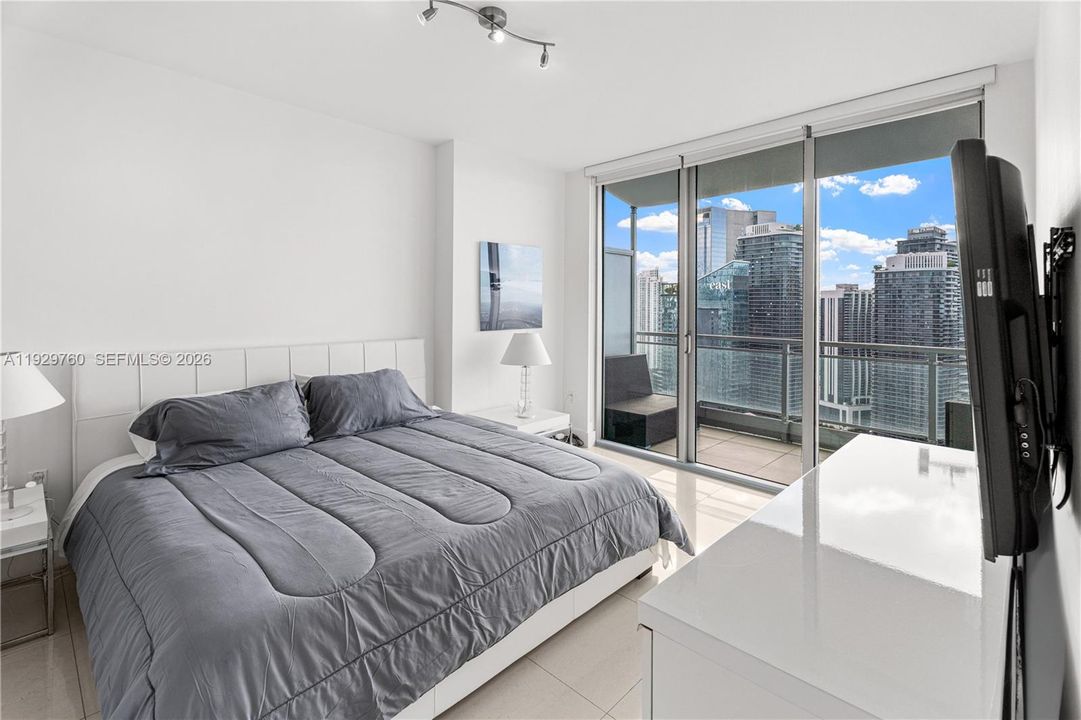 For Sale: $680,000 (2 beds, 2 baths, 1121 Square Feet)