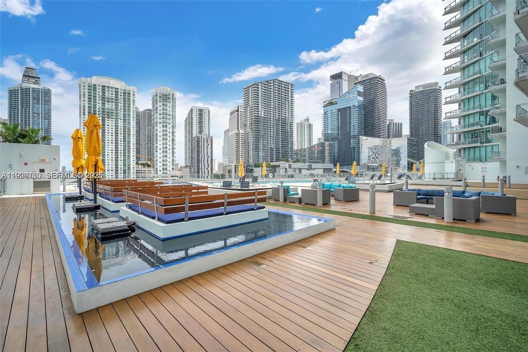 For Sale: $680,000 (2 beds, 2 baths, 1121 Square Feet)