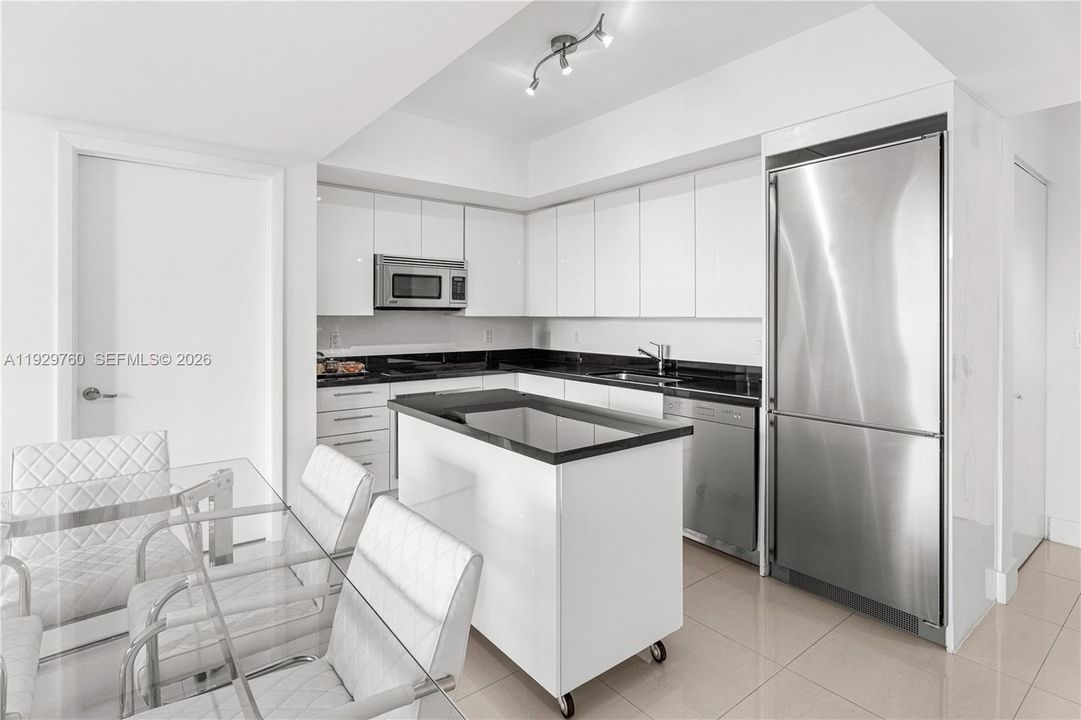 For Sale: $680,000 (2 beds, 2 baths, 1121 Square Feet)