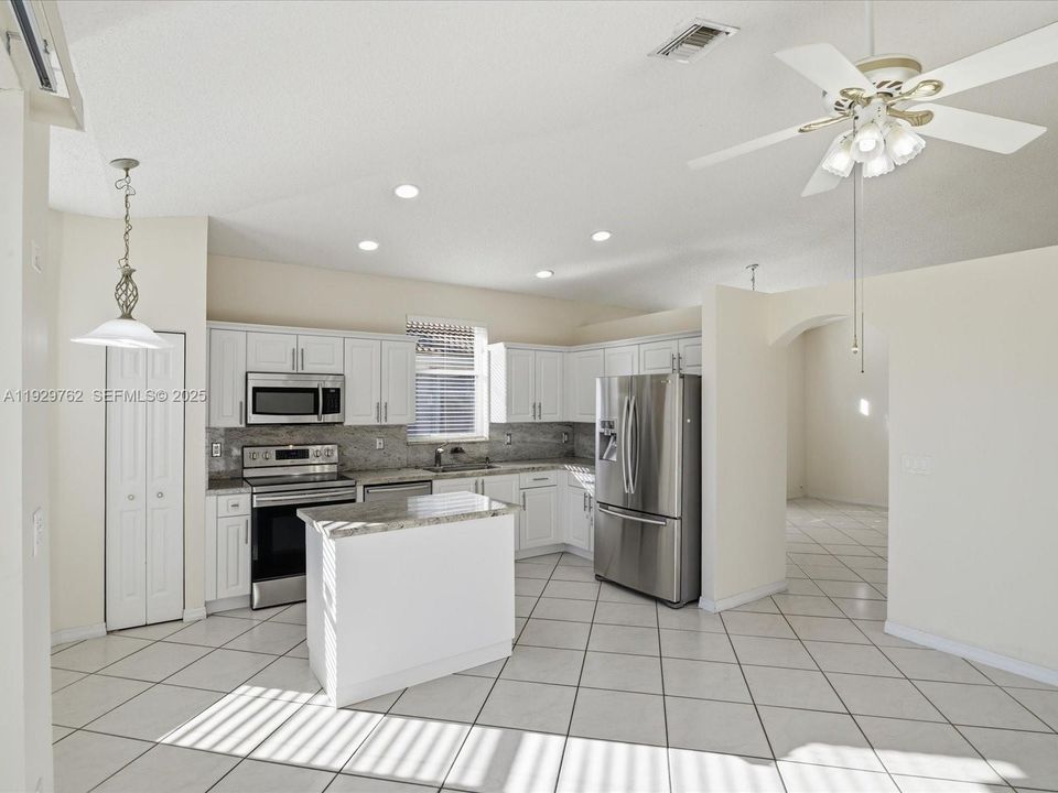 For Rent: $3,200 (3 beds, 2 baths, 1370 Square Feet)