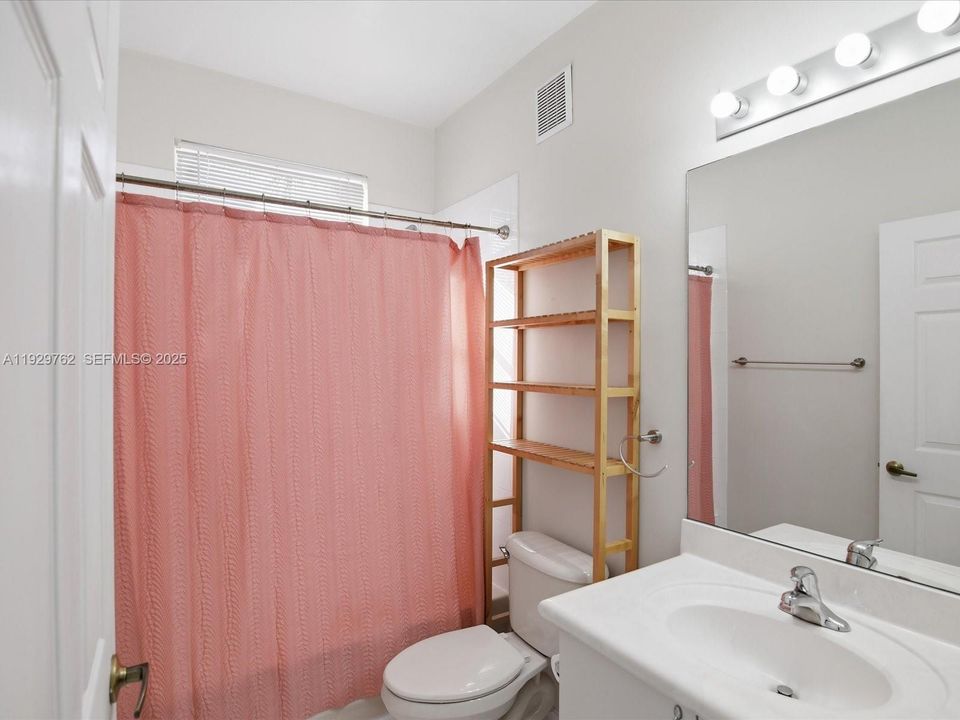 For Rent: $3,200 (3 beds, 2 baths, 1370 Square Feet)