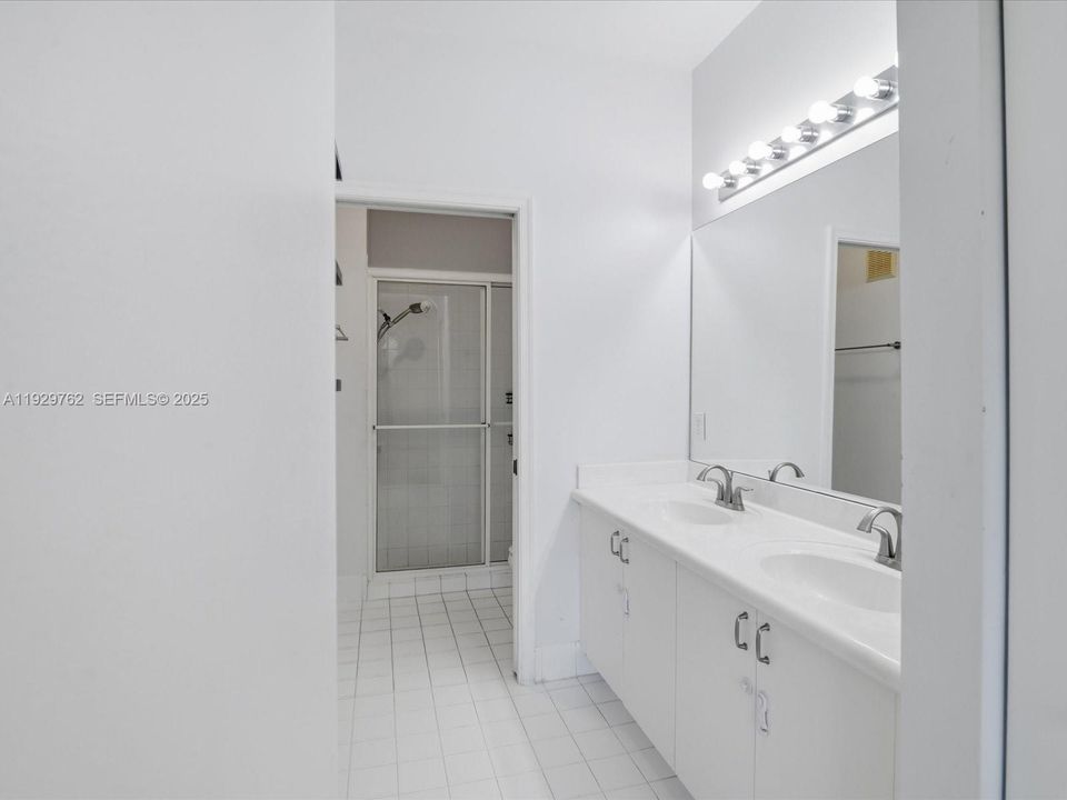 For Rent: $3,200 (3 beds, 2 baths, 1370 Square Feet)