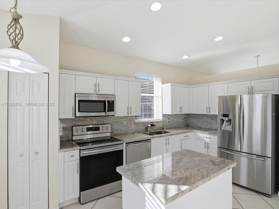 For Rent: $3,200 (3 beds, 2 baths, 1370 Square Feet)