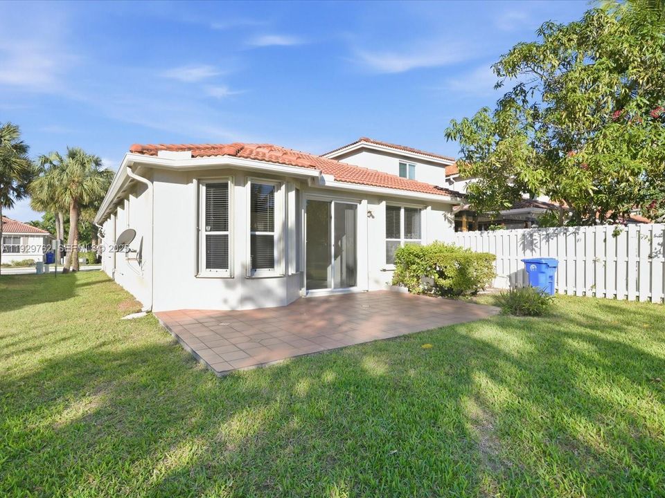 For Rent: $3,200 (3 beds, 2 baths, 1370 Square Feet)