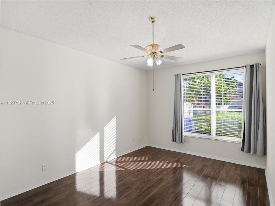 For Rent: $3,200 (3 beds, 2 baths, 1370 Square Feet)