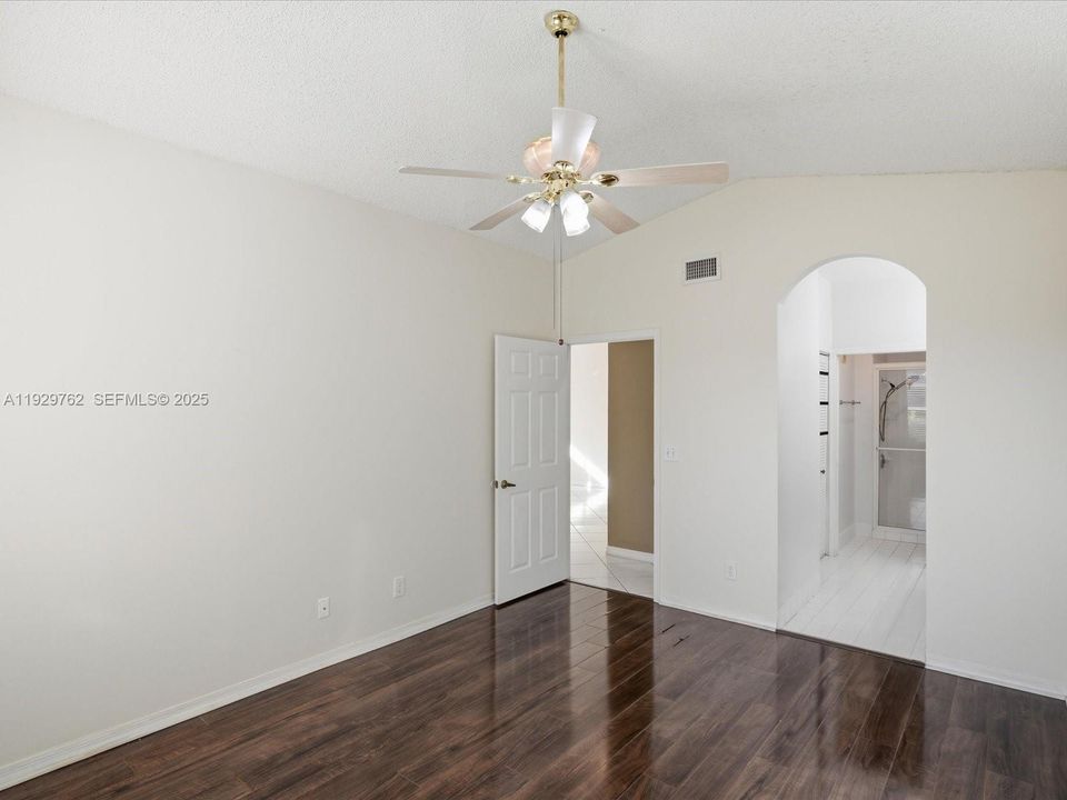 For Rent: $3,200 (3 beds, 2 baths, 1370 Square Feet)