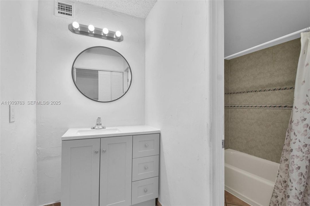 В аренду: $2,300 (2 спален, 2 ванн, 914 Квадратных фут)