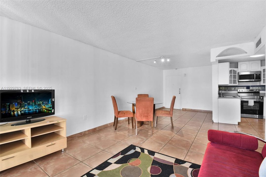 В аренду: $2,300 (2 спален, 2 ванн, 914 Квадратных фут)