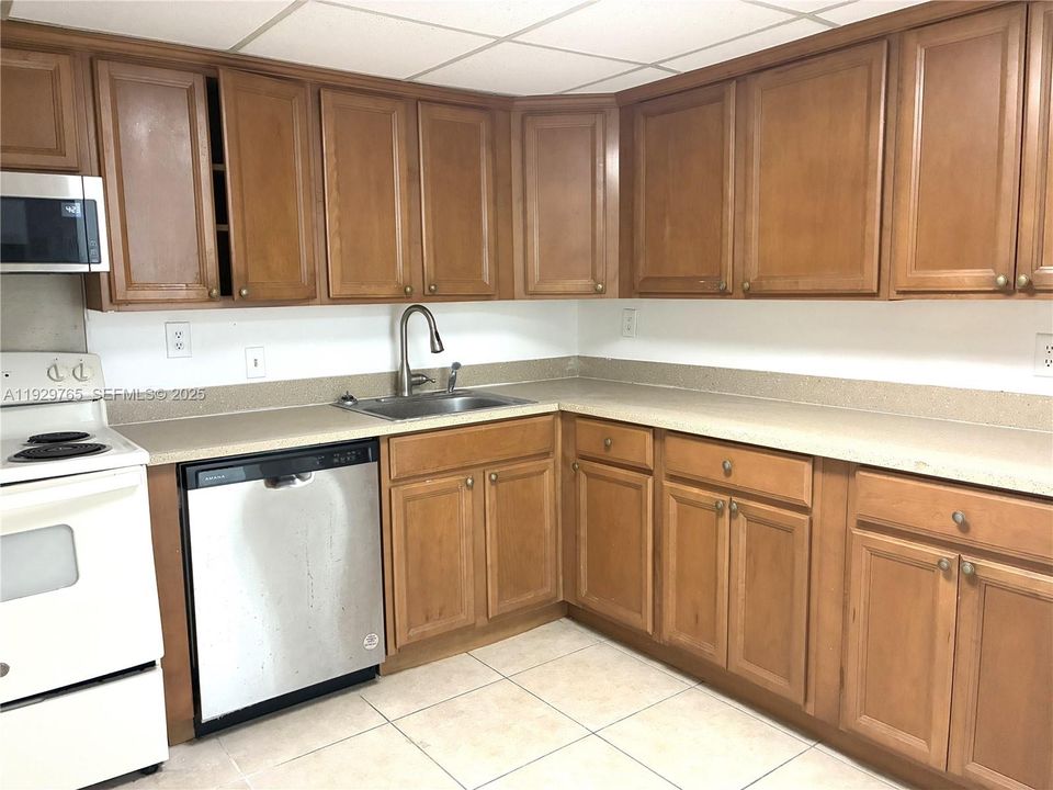 For Sale: $295,000 (2 beds, 2 baths, 1190 Square Feet)