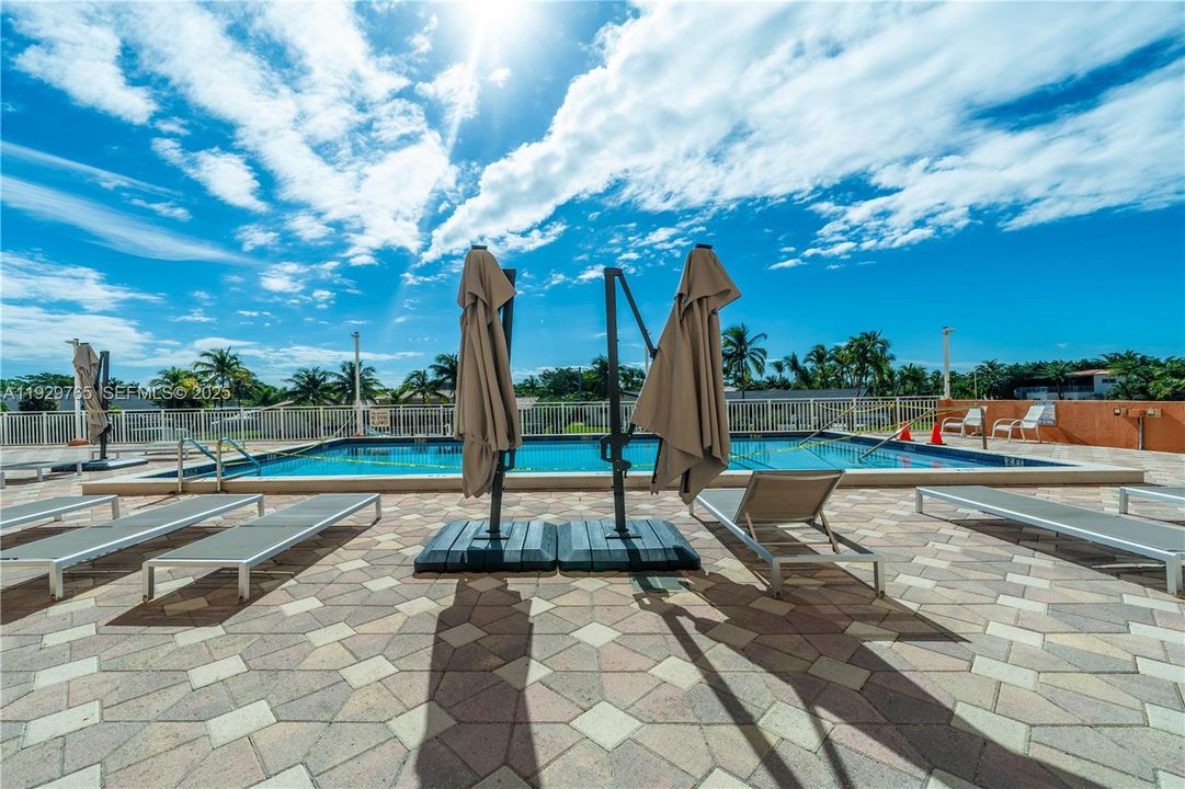 For Sale: $295,000 (2 beds, 2 baths, 1190 Square Feet)