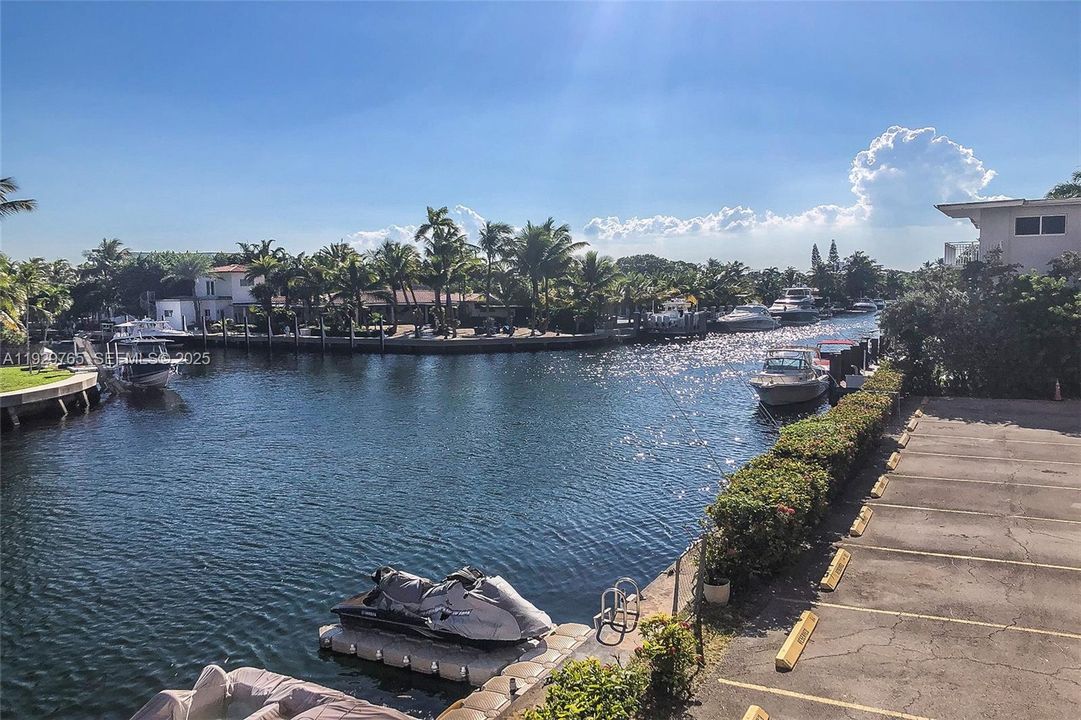 For Sale: $295,000 (2 beds, 2 baths, 1190 Square Feet)