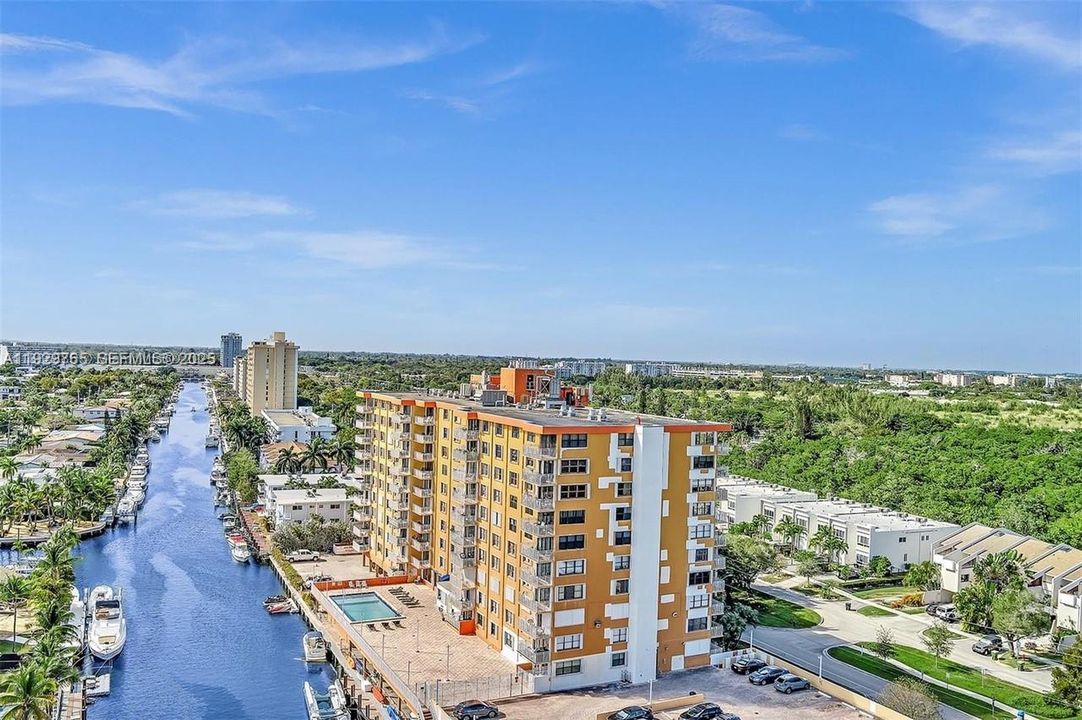 For Sale: $295,000 (2 beds, 2 baths, 1190 Square Feet)