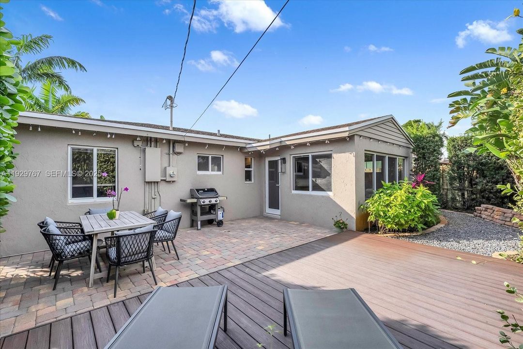 For Sale: $595,000 (3 beds, 2 baths, 1100 Square Feet)