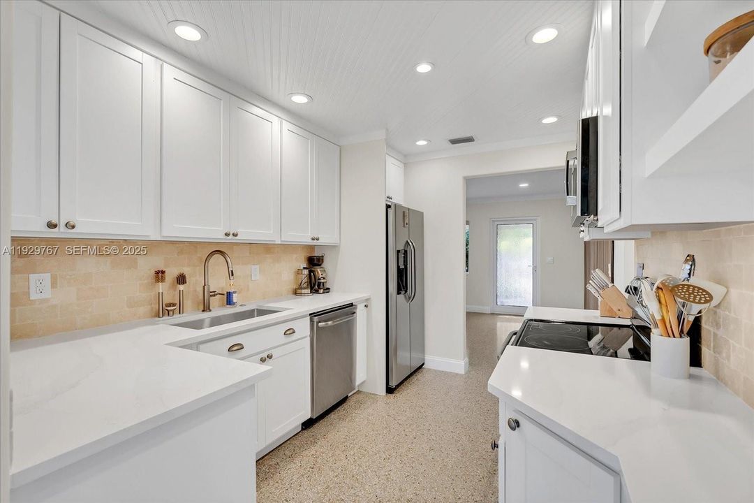 For Sale: $595,000 (3 beds, 2 baths, 1100 Square Feet)