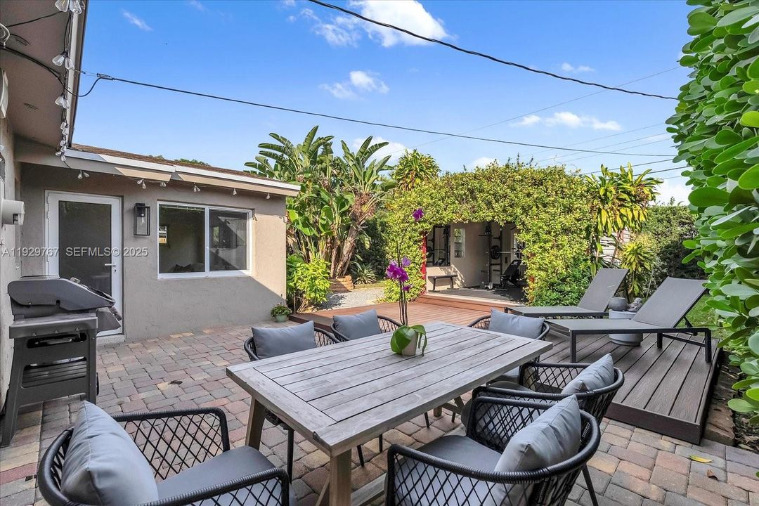 For Sale: $595,000 (3 beds, 2 baths, 1100 Square Feet)