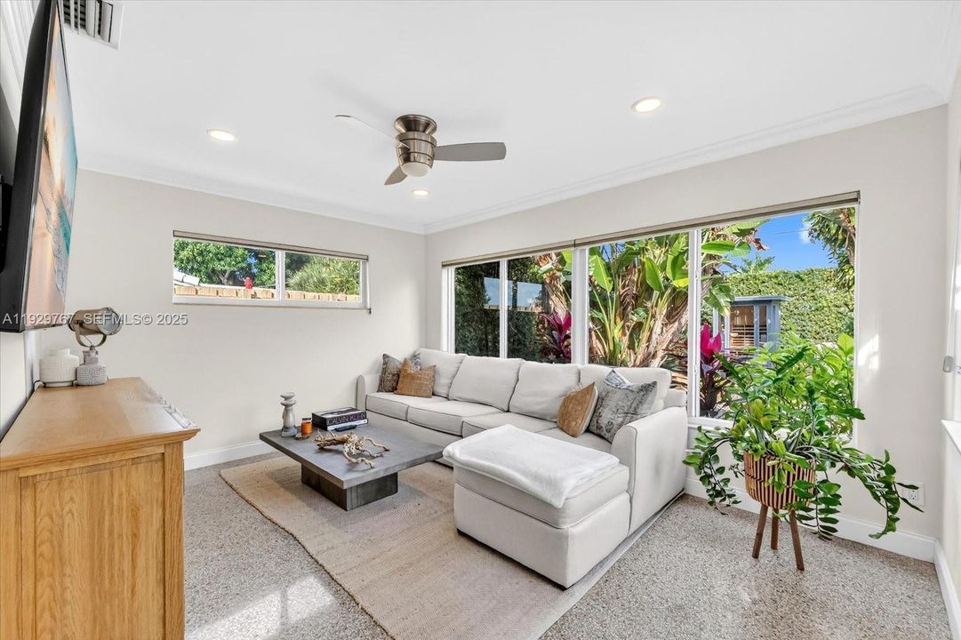 For Sale: $595,000 (3 beds, 2 baths, 1100 Square Feet)