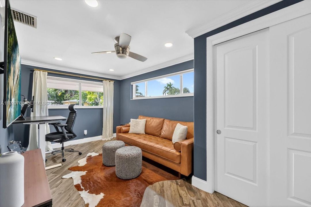 For Sale: $595,000 (3 beds, 2 baths, 1100 Square Feet)