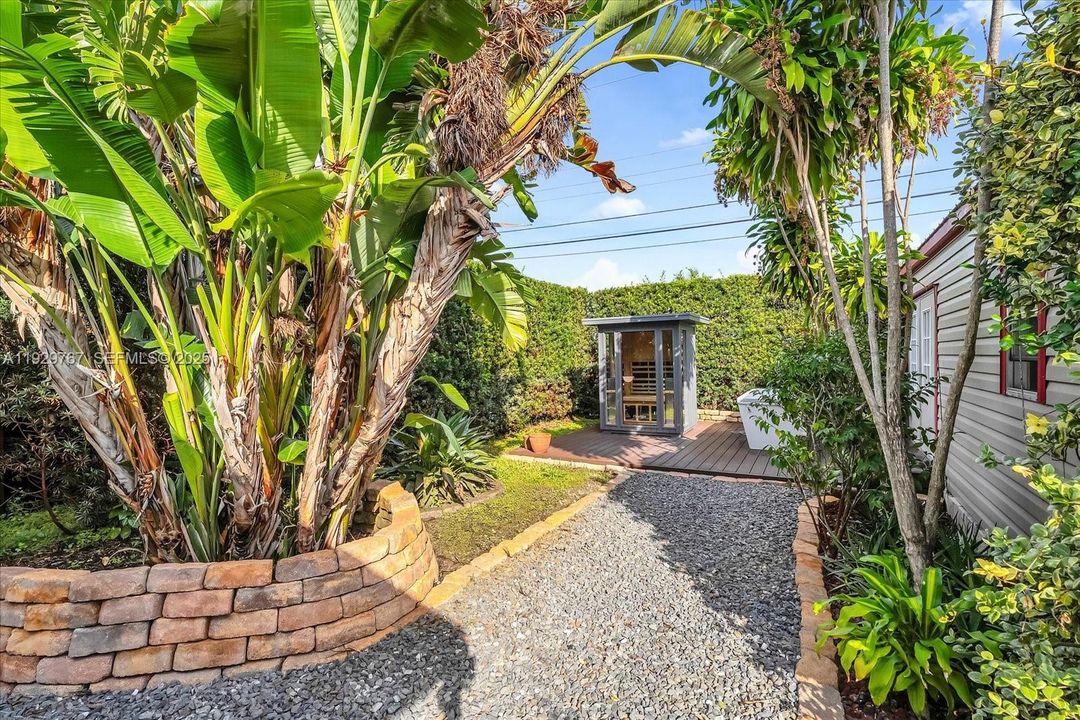 For Sale: $595,000 (3 beds, 2 baths, 1100 Square Feet)