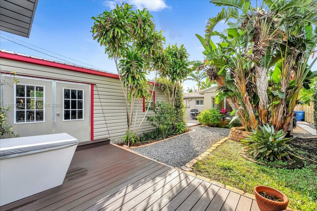 For Sale: $595,000 (3 beds, 2 baths, 1100 Square Feet)