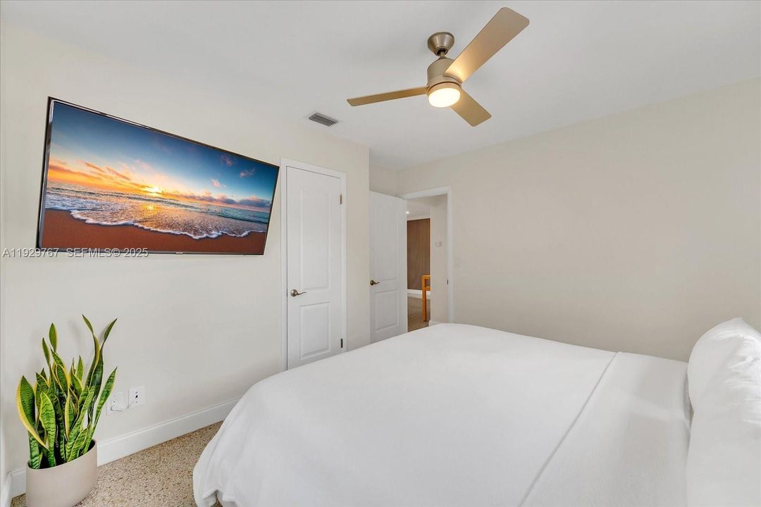 For Sale: $595,000 (3 beds, 2 baths, 1100 Square Feet)