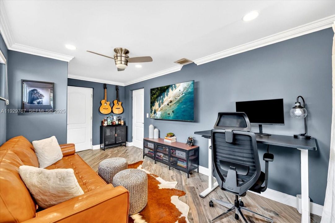 For Sale: $595,000 (3 beds, 2 baths, 1100 Square Feet)