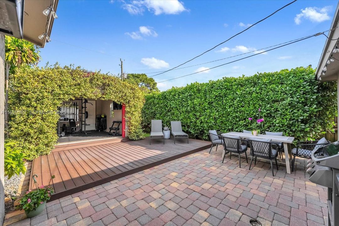 For Sale: $595,000 (3 beds, 2 baths, 1100 Square Feet)