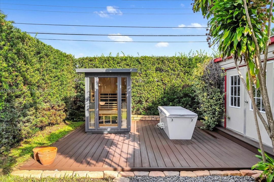 For Sale: $595,000 (3 beds, 2 baths, 1100 Square Feet)