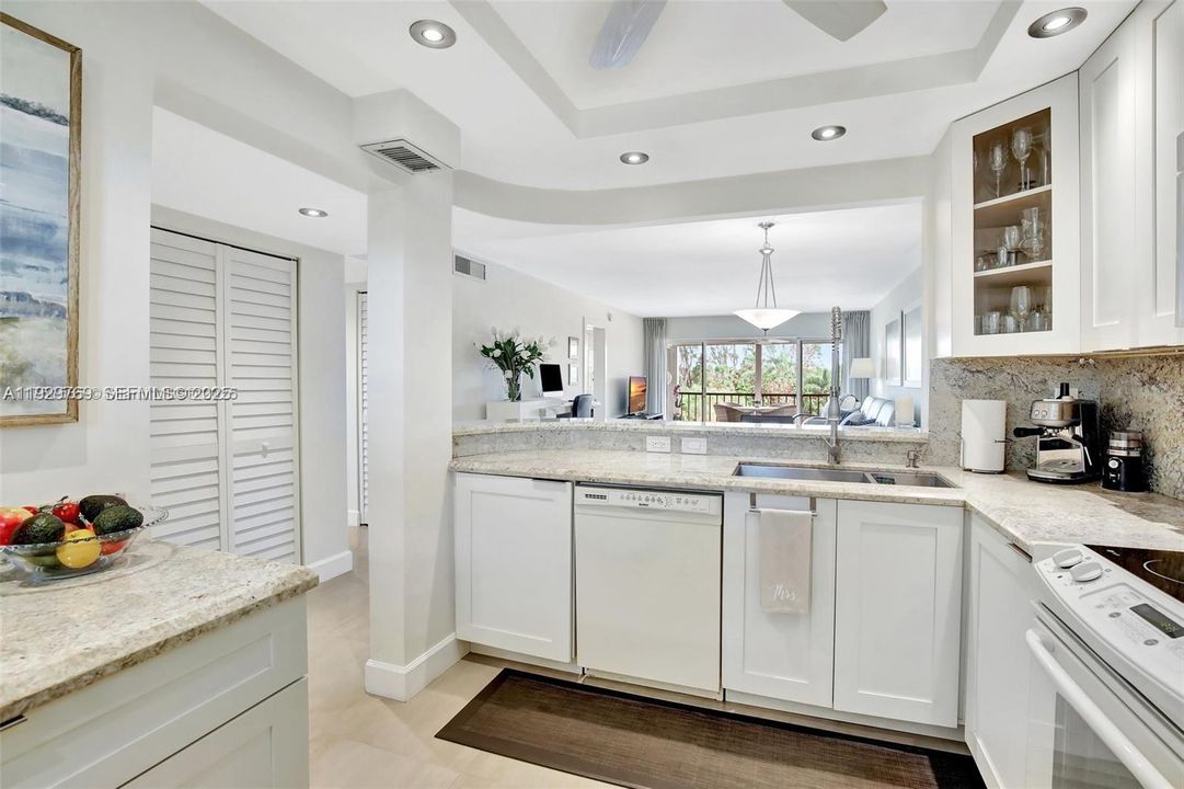 На продажу: $189,900 (2 спален, 2 ванн, 1260 Квадратных фут)