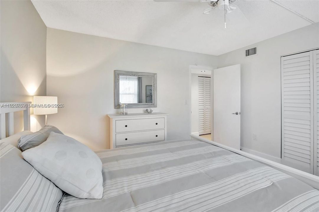 На продажу: $189,900 (2 спален, 2 ванн, 1260 Квадратных фут)