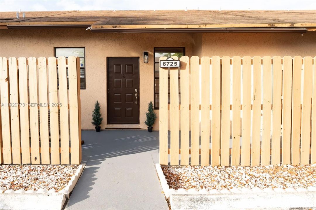 For Sale: $399,000 (2 beds, 2 baths, 1089 Square Feet)