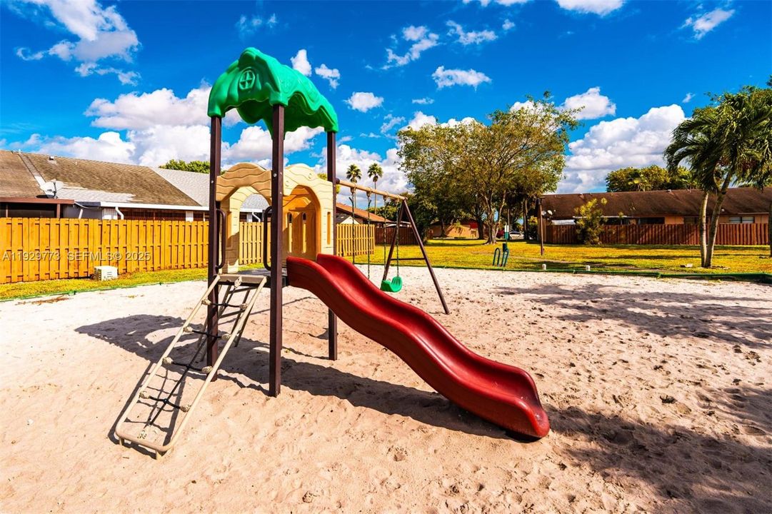 For Sale: $399,000 (2 beds, 2 baths, 1089 Square Feet)