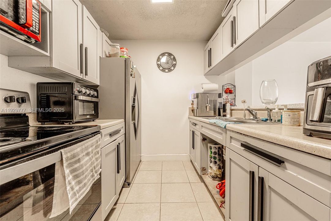 For Sale: $300,000 (2 beds, 2 baths, 866 Square Feet)