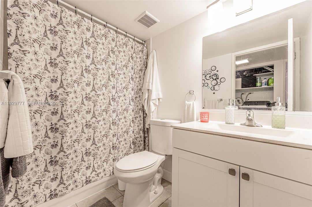 For Sale: $300,000 (2 beds, 2 baths, 866 Square Feet)