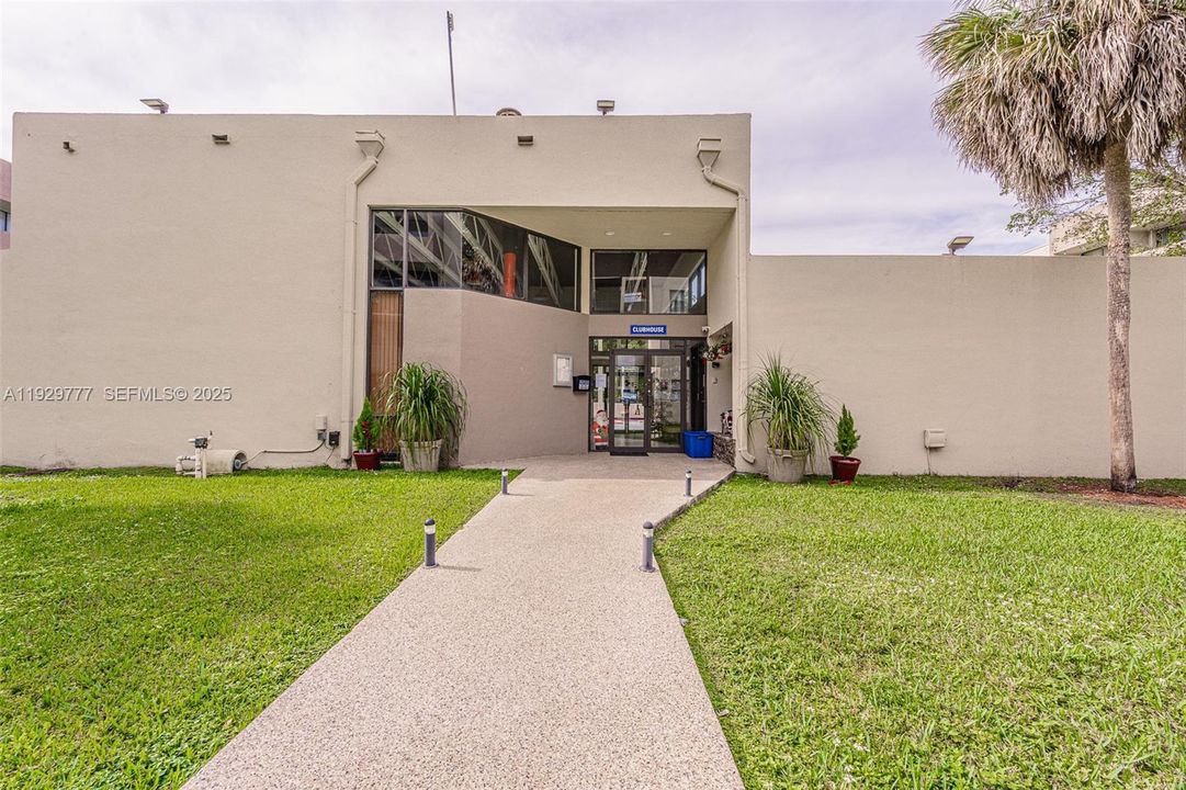 For Sale: $300,000 (2 beds, 2 baths, 866 Square Feet)